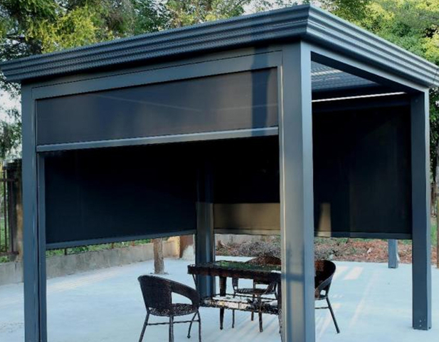 Aluminiowa pergola z elektrycznymi zasłonami wiatroodpornymi